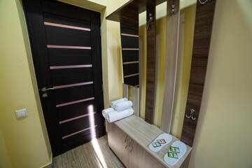 Фото номера Двухместный номер с двумя односпальными кроватями Отель Alex Hotel г. Ереван 11