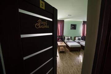 Фото номера Четырехместный номер с ванной комнатой Отель Alex Hotel г. Ереван 2