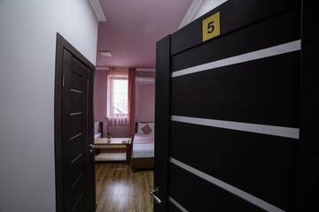Фото номера Двухместный номер с двумя односпальными кроватями Отель Alex Hotel г. Ереван 20