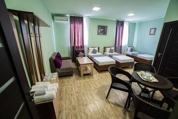 Фото номера Четырехместный номер с ванной комнатой Отель Alex Hotel г. Ереван 5